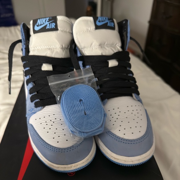 AIR JORDAN 1RETRO HIGH OG GSWHITE/BLACK-UNIVERSITY BLUEBLANC/BLEU CAROLINA/NO
